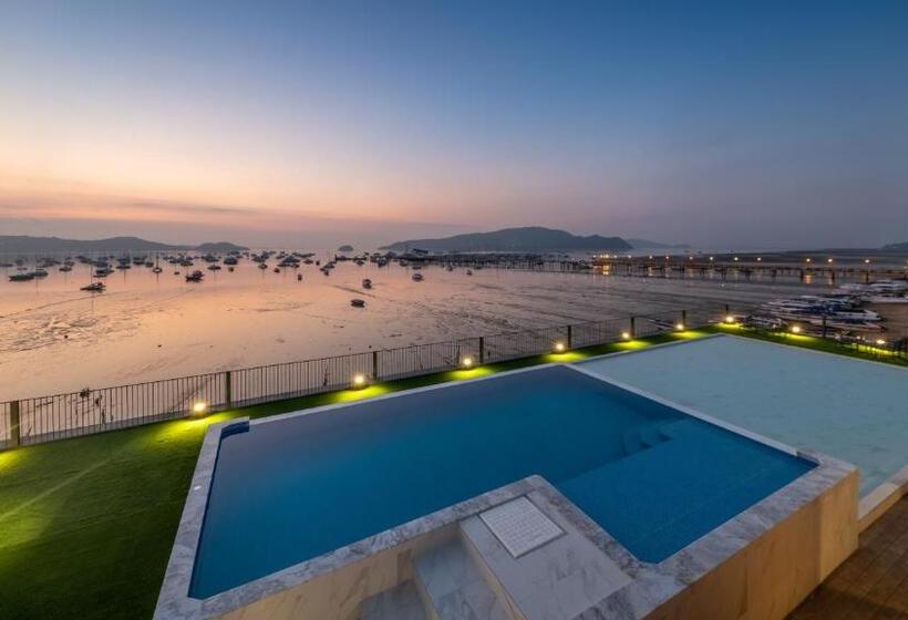 호텔 Arch39 Phuket Beach Front Sha Plus