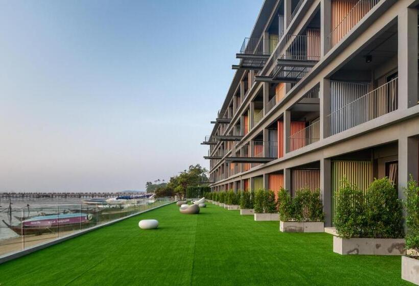 호텔 Arch39 Phuket Beach Front Sha Plus