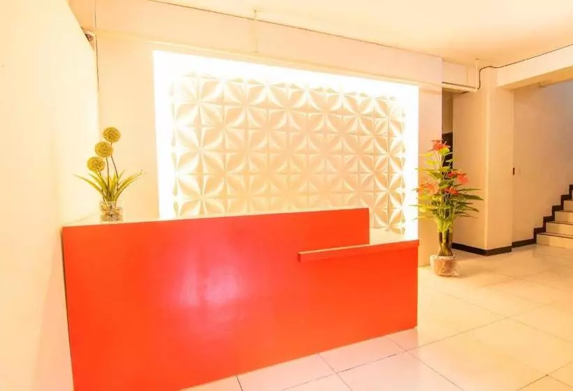 Hotelli Oyo 578 Red Velvet Suites