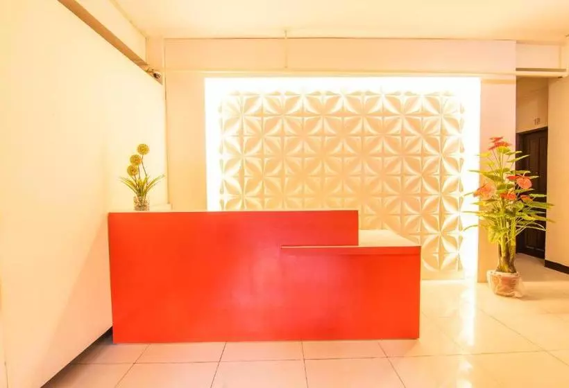 Hotelli Oyo 578 Red Velvet Suites