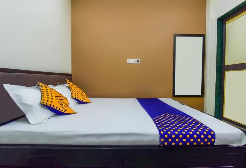 호텔 Spot On 69370 Pratik Lodging