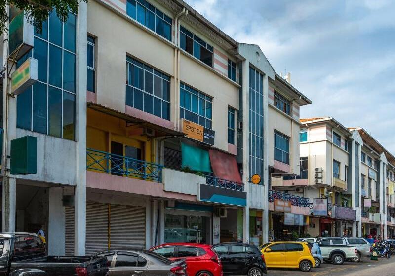 Hotelli Spot On 89936 Sutera Inn