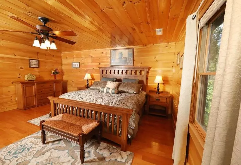Majestic Manor   Five Bedroom Cabin