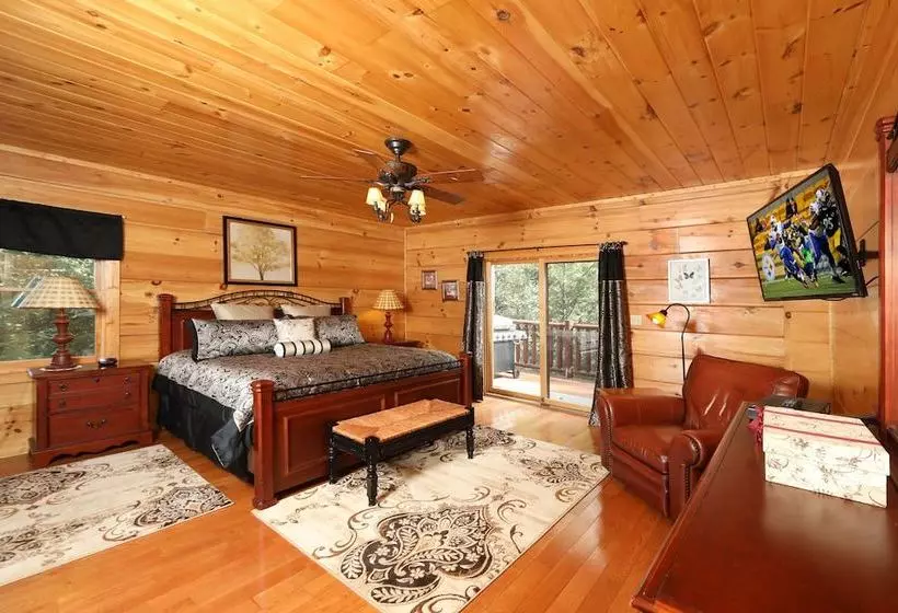 Majestic Manor   Five Bedroom Cabin