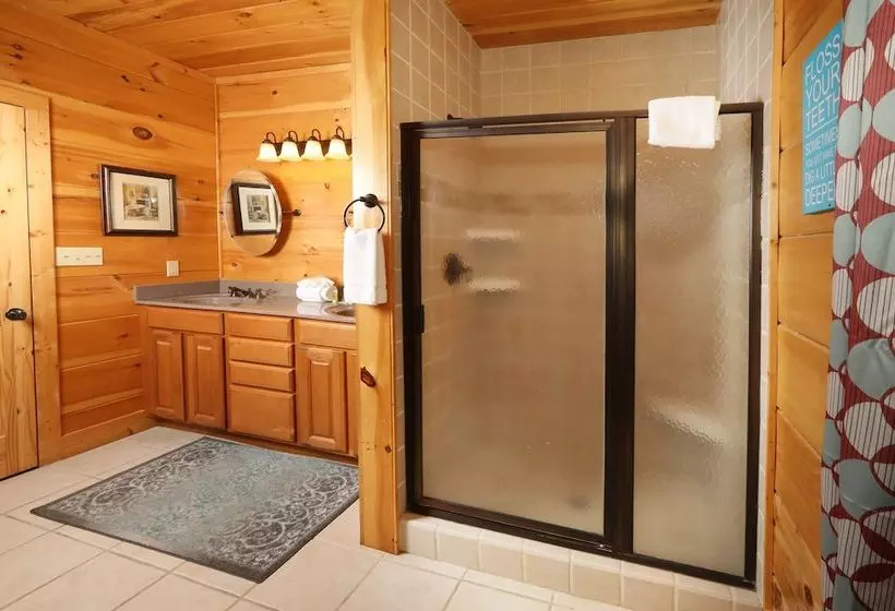 Majestic Manor   Five Bedroom Cabin