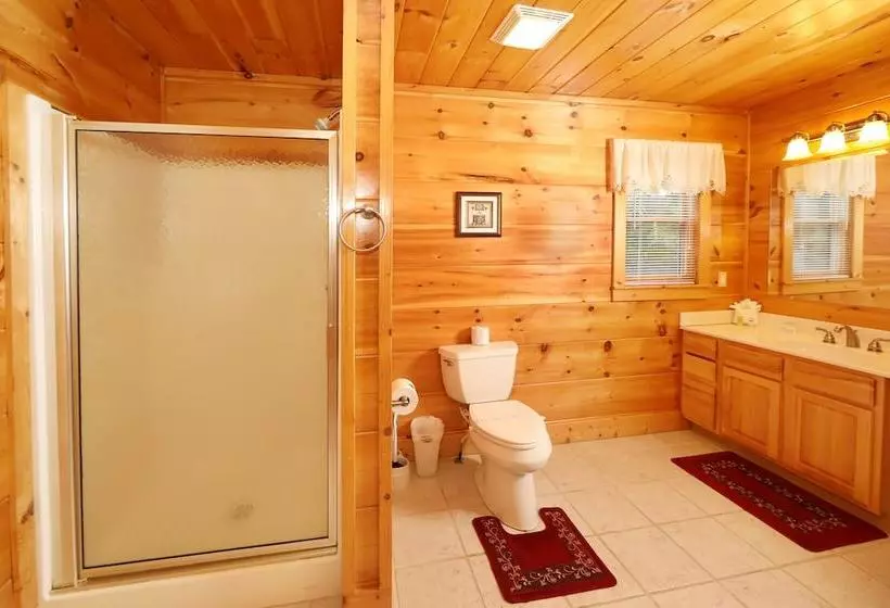 Majestic Manor   Five Bedroom Cabin