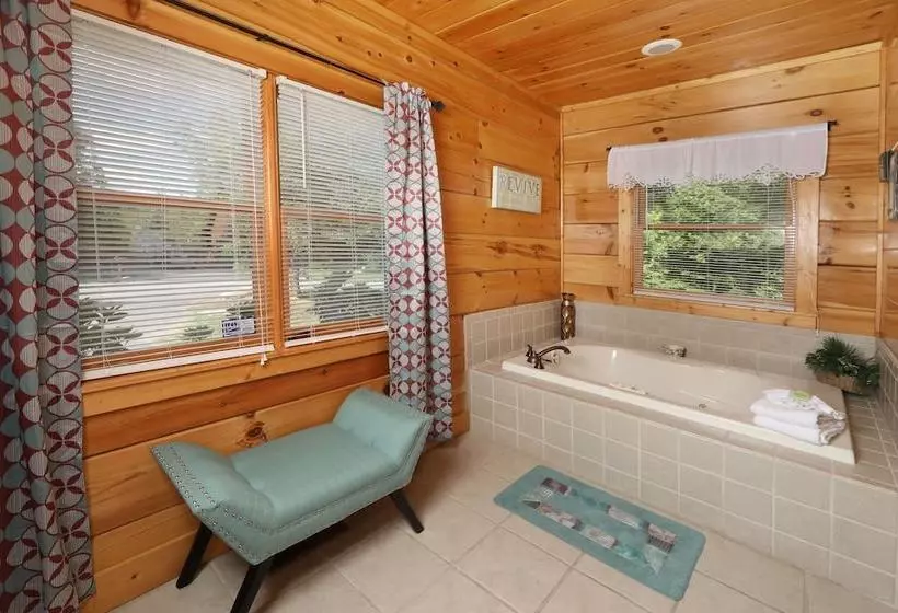 Majestic Manor   Five Bedroom Cabin