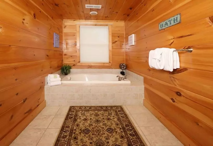Majestic Manor   Five Bedroom Cabin