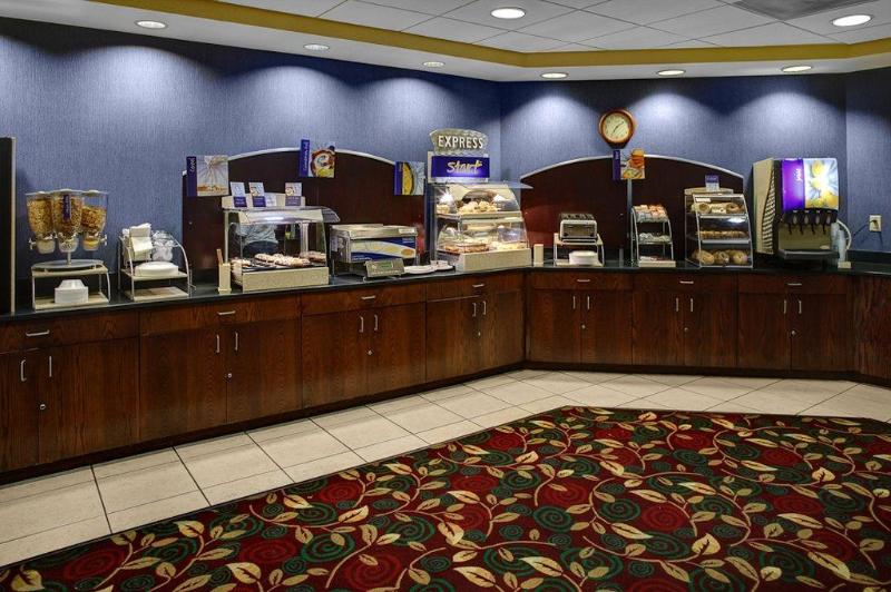 Отель Holiday Inn Express Richmond Airport, An Ihg