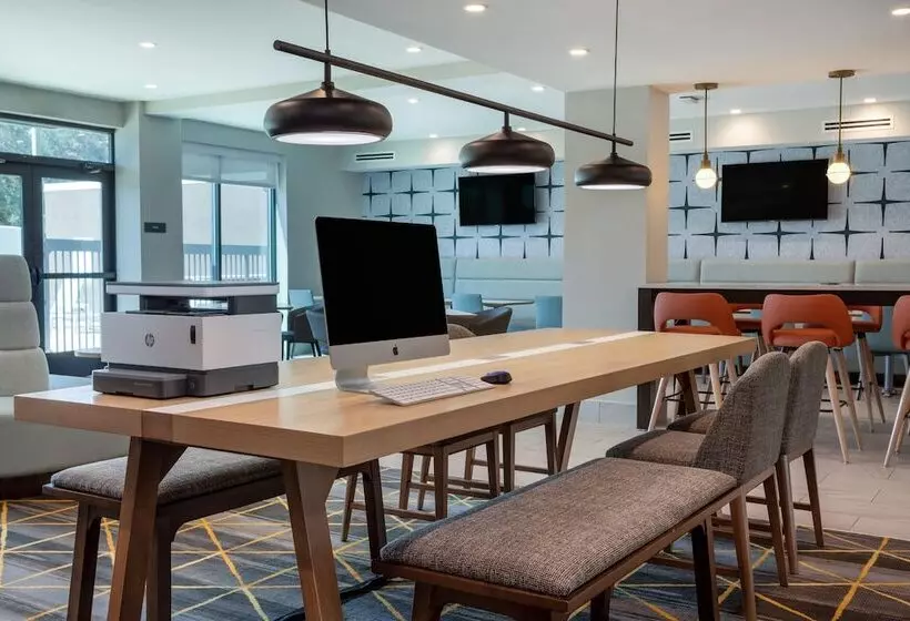 هتل Holiday Inn   Tampa North, An Ihg