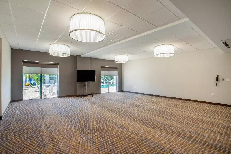 هتل Holiday Inn   Tampa North, An Ihg