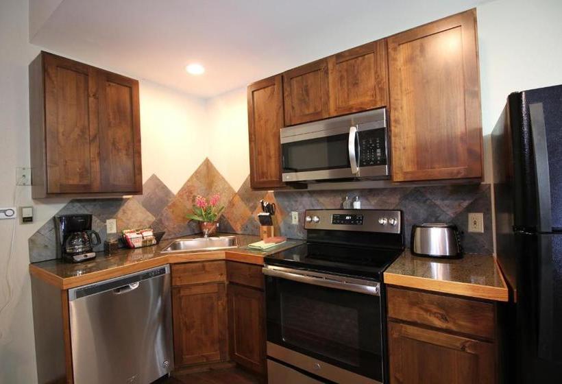 فندق Woodlands On Fall River