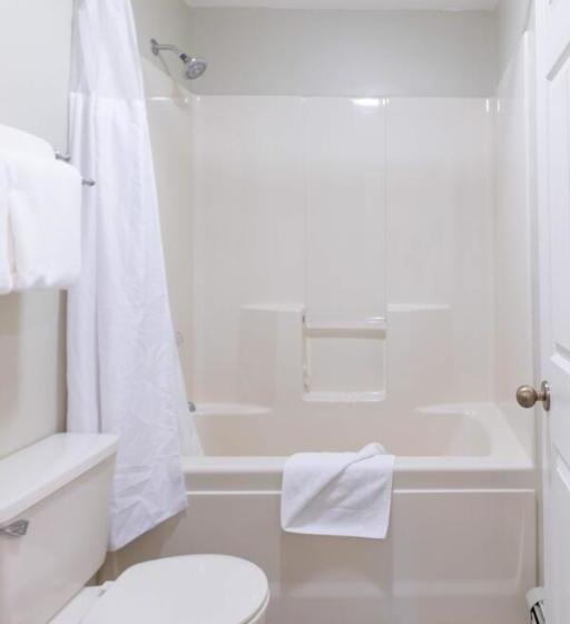 فندق Woodlands On Fall River