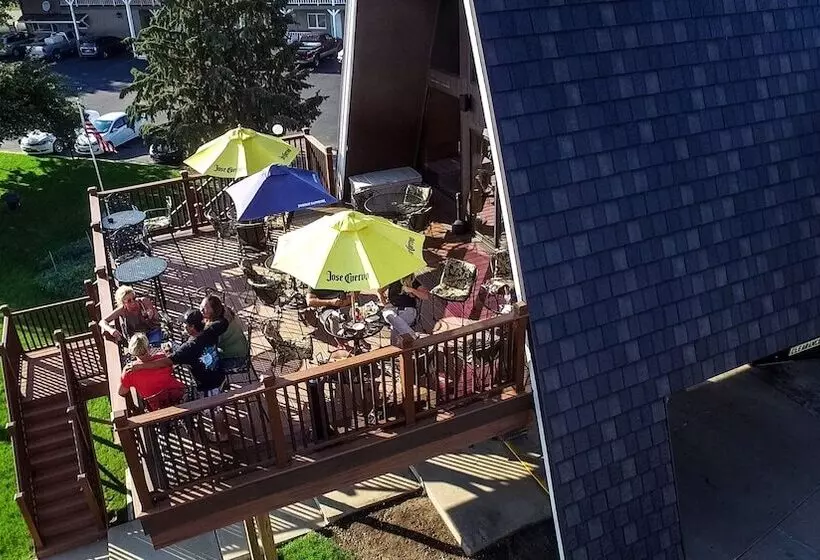 בית מלון כפרי Wrangler Inn