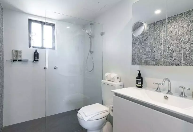 Modern 1 Bedroom Apartment In The Italian Forum