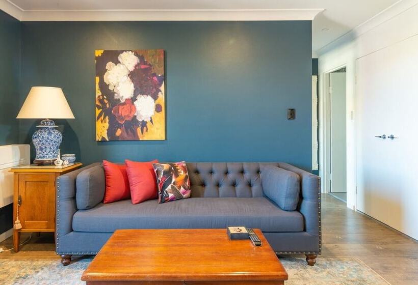 Modern 1 Bedroom Apartment In The Italian Forum