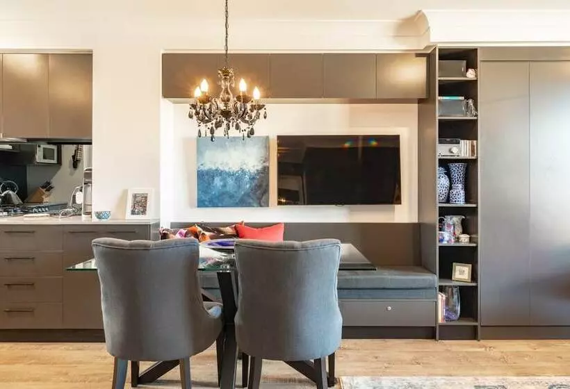 Modern 1 Bedroom Apartment In The Italian Forum