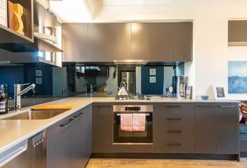 Modern 1 Bedroom Apartment In The Italian Forum