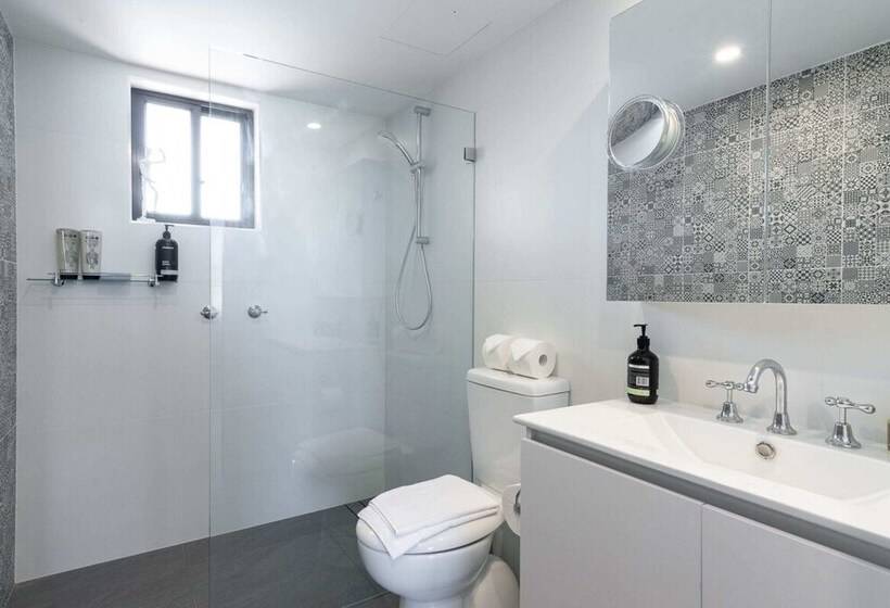 Modern 1 Bedroom Apartment In The Italian Forum