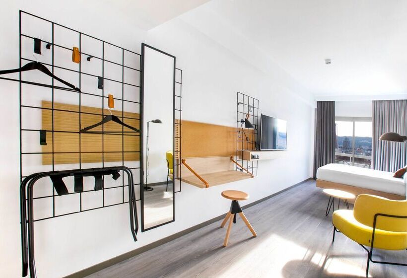 هتل Moxy Barcelona