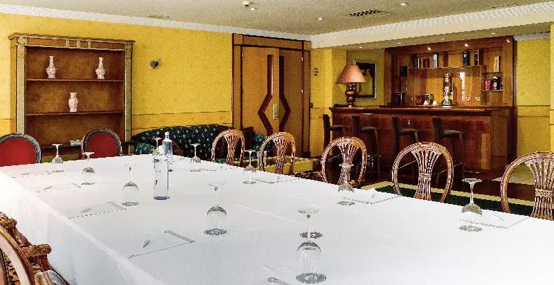 Отель Oca Puerta Del Camino