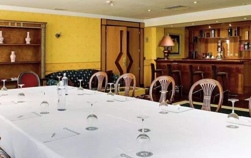 Отель Oca Puerta Del Camino