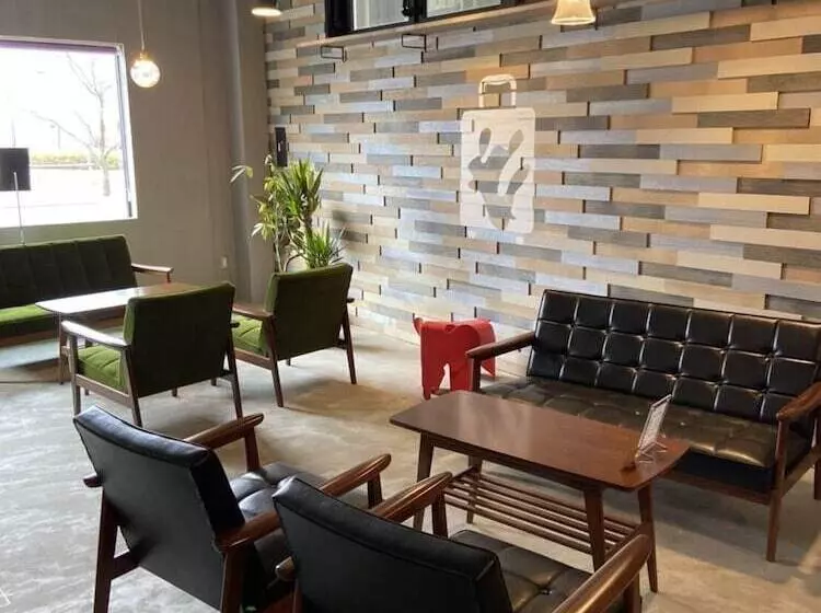 Nakaharaya Hostel & Café