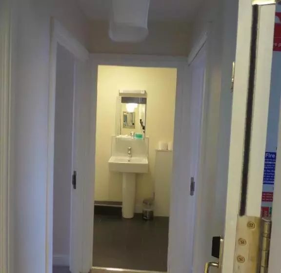 Harry S Hotel & Restaurant