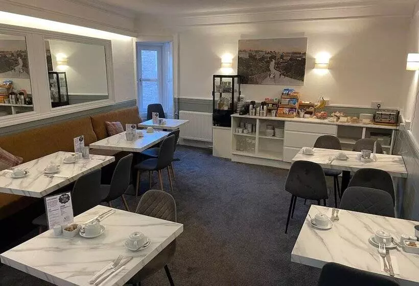 Отель Airlie Arms