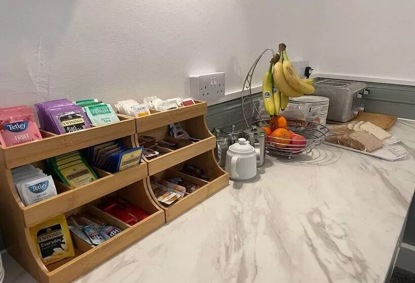 Отель Airlie Arms