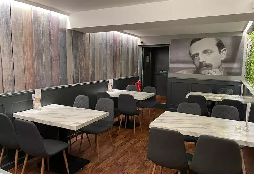 Отель Airlie Arms