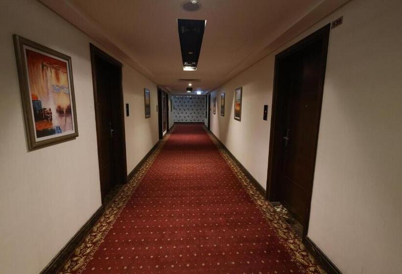 هتل The Bristol Inn