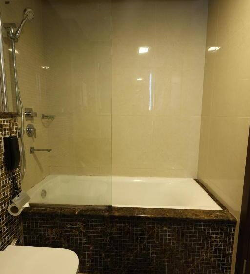 هتل The Bristol Inn