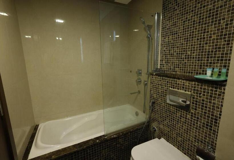 هتل The Bristol Inn