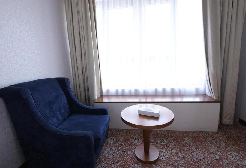 هتل The Bristol Inn