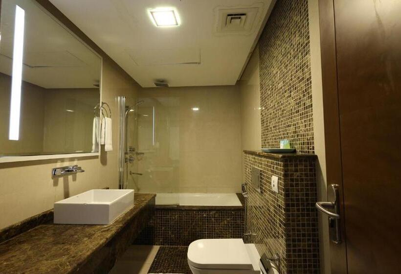 هتل The Bristol Inn