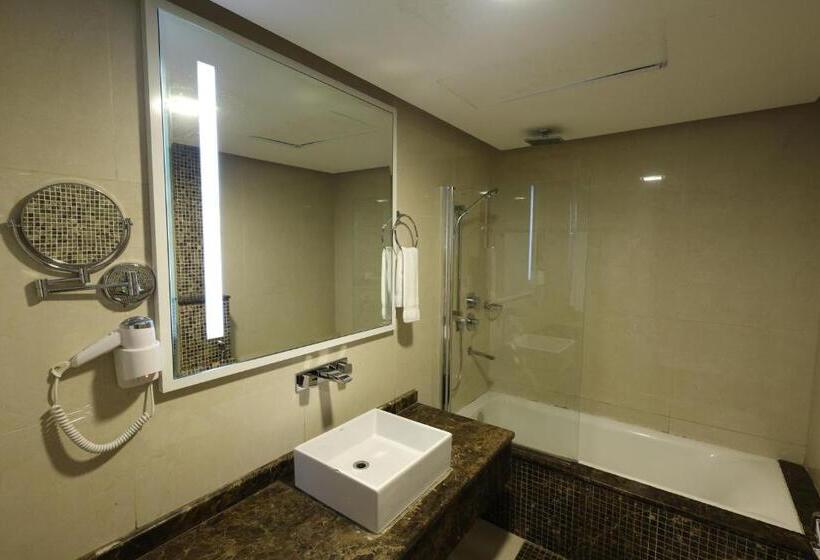 هتل The Bristol Inn