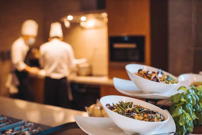 هتل Staybridge Suites Dubai Al Maktoum Airport, An Ihg