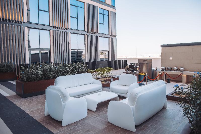 Отель Staybridge Suites Dubai Al Maktoum Airport, An Ihg