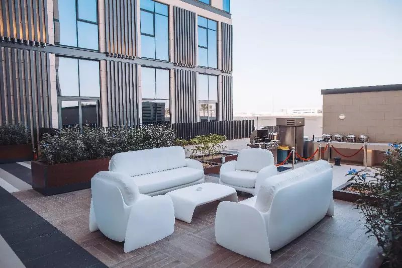 هتل Staybridge Suites Dubai Al Maktoum Airport, An Ihg