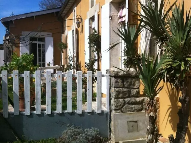 Aamiaismajoitus (B&B) Guest House Yuccas & Tilleuls