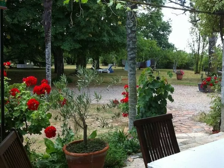 Aamiaismajoitus (B&B) Guest House Yuccas & Tilleuls