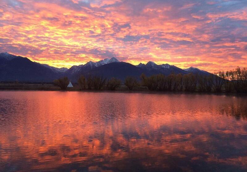 فندق Ninepipes Lodge