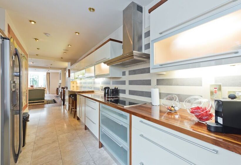 The Brendan Gleeson Suite   Hiphipstay