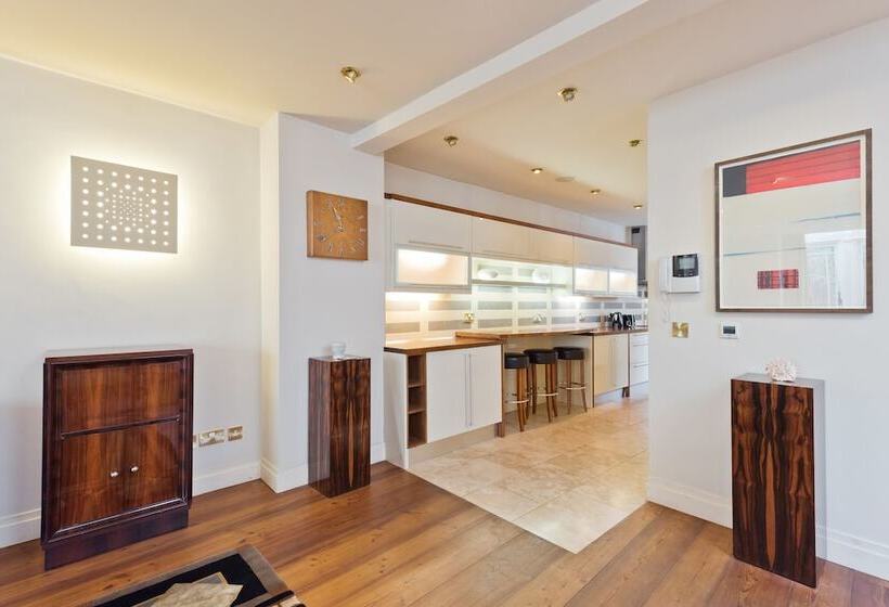 The Brendan Gleeson Suite   Hiphipstay