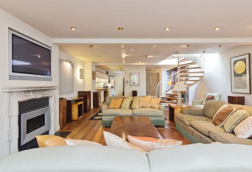 The Brendan Gleeson Suite   Hiphipstay