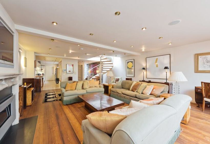 The Brendan Gleeson Suite   Hiphipstay