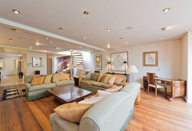 The Brendan Gleeson Suite   Hiphipstay