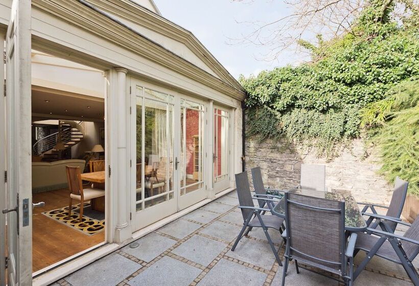 The Brendan Gleeson Suite   Hiphipstay