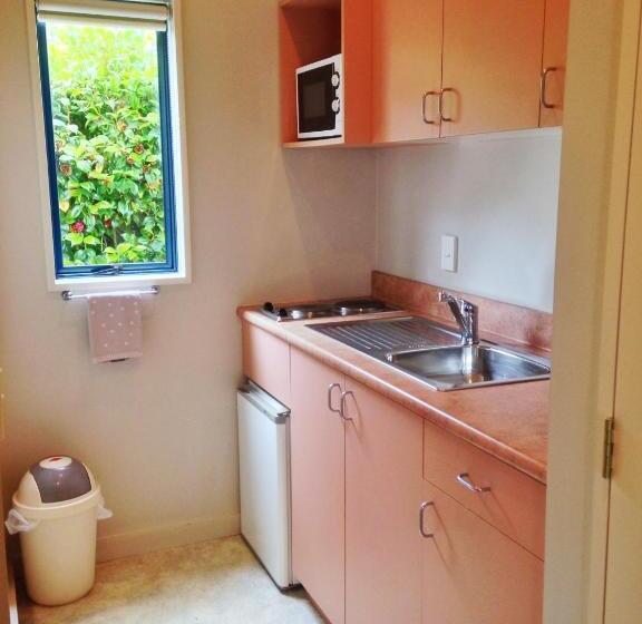 Bush Inn Court Motel